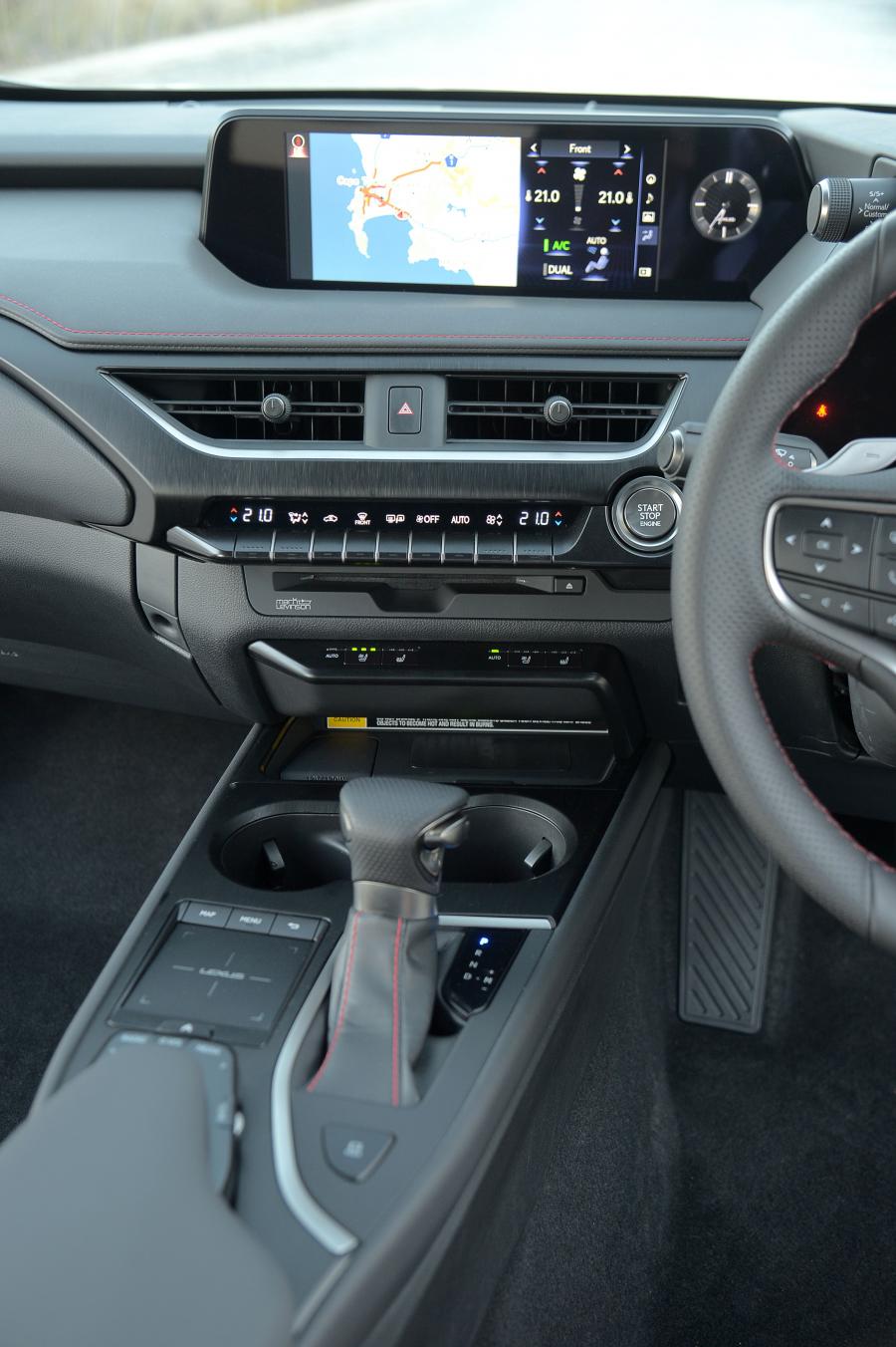 Интерьер Lexus UX200 F-Sport 2019 года  (ZA) (фото 9 из 39)